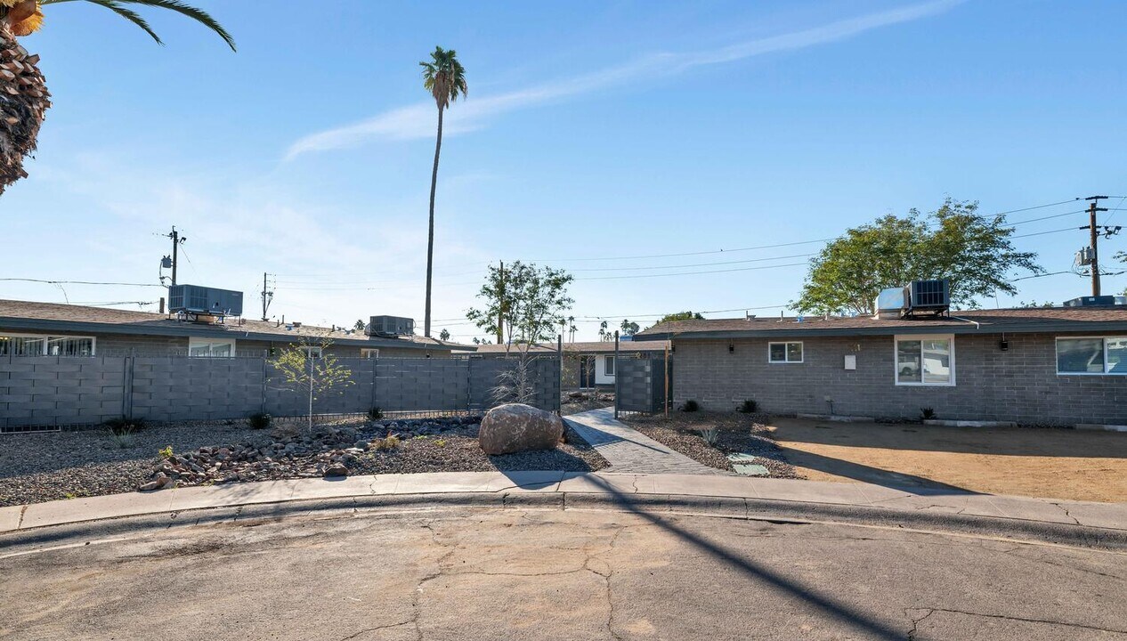 6725 E Earll Dr in Scottsdale, AZ - Foto de edificio