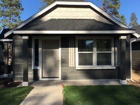 608 N Trinity Way in Sisters, OR - Building Photo
