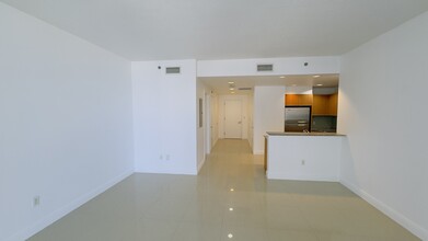 1050 Brickell Ave, Unit 2406 in Miami, FL - Building Photo - Building Photo