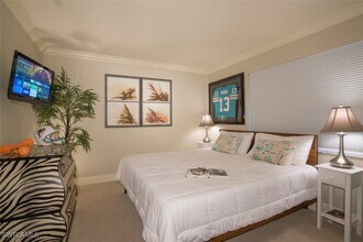 30 Glades Blvd in Naples, FL - Building Photo - Building Photo