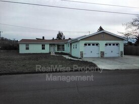 2347 Cannon Ave in Roseburg, OR - Building Photo