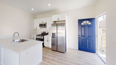 5121 Ewing St in San Diego, CA - Foto de edificio - Building Photo