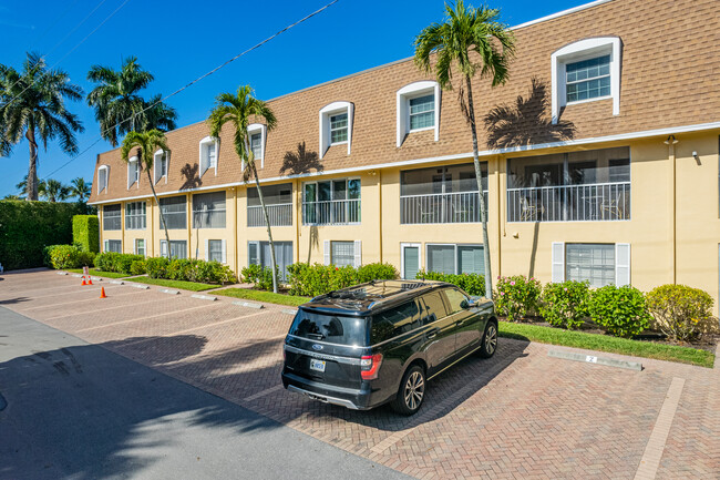 Pierre Club in Naples, FL - Foto de edificio - Building Photo