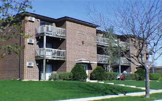 Evergreen Apartments in Glendale Heights, IL - Building Photo