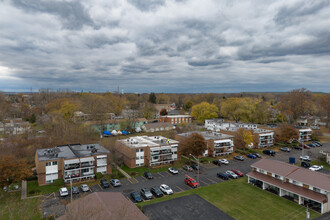 Sutton Place Condominiums in Niagara Falls, NY - Building Photo - Building Photo