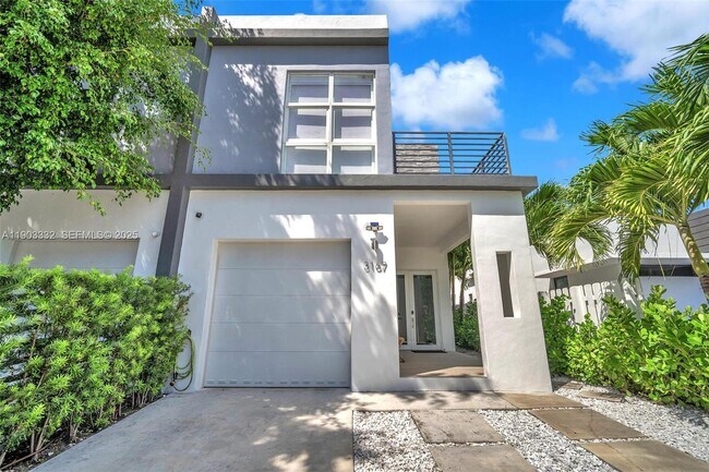 3167 SW 25th St in Miami, FL - Building Photo - Building Photo