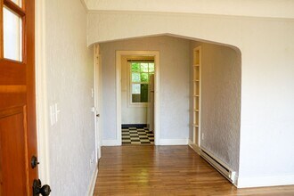 6425 S Corbett Ave in Portland, OR - Building Photo - Building Photo