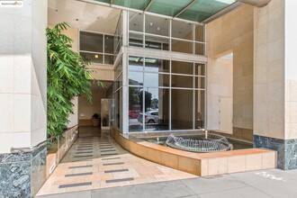 1 Lakeside Dr, Unit 1210 in Oakland, CA - Foto de edificio - Building Photo