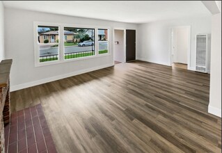 704 Mountain Ave in Pomona, CA - Foto de edificio - Building Photo