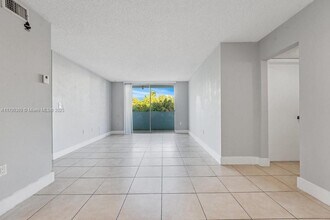 5033 NW 7th St in Miami, FL - Building Photo - Building Photo