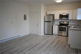 166 Bridgeport Ave in Milford, CT - Building Photo - Building Photo