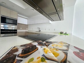 17301 Biscayne Blvd, Unit 305 in Aventura, FL - Building Photo - Building Photo
