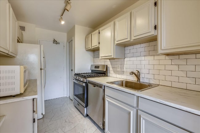 1900 Lyttonsville Rd in Silver Spring, MD - Building Photo - Building Photo