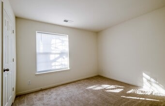 Woodwind Villa Apartments in Woodbridge, VA - Foto de edificio - Building Photo