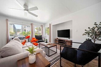 4364 Toland Way in Los Angeles, CA - Building Photo - Building Photo