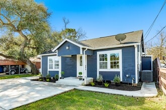 1614 Avenue F in Danbury, TX - Building Photo - Building Photo