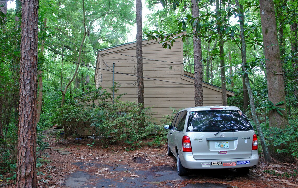 300 Wood Grove Ct in Tallahassee, FL - Foto de edificio