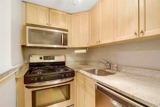 319 Barrow St in Jersey City, NJ - Building Photo - Building Photo