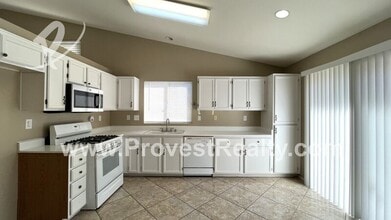 9400 Nolina Dr in Hesperia, CA - Building Photo - Building Photo