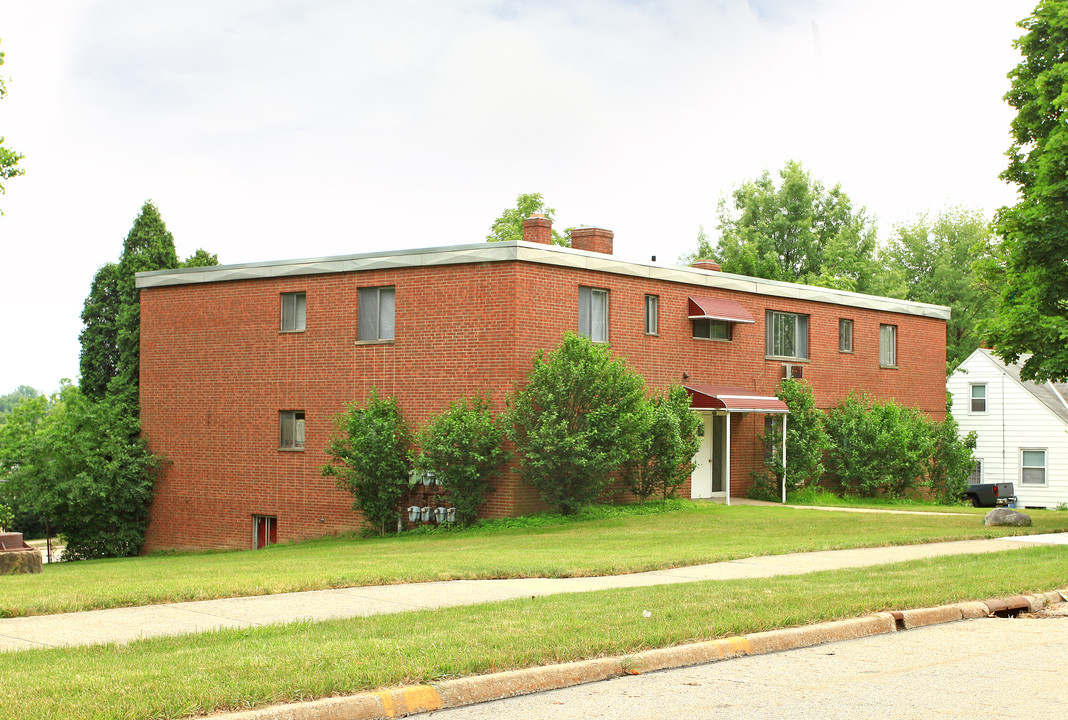 Wolf's Cove Apartments in Bedford, OH - Building Photo