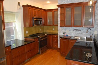 16 Kent Sq, Unit Unit #1 in Brookline, MA - Building Photo - Building Photo