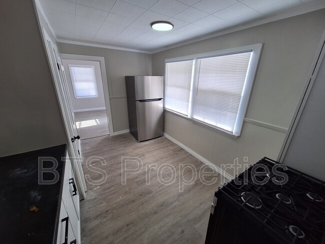 1627 N Valley Ave in Peoria, IL - Building Photo - Building Photo