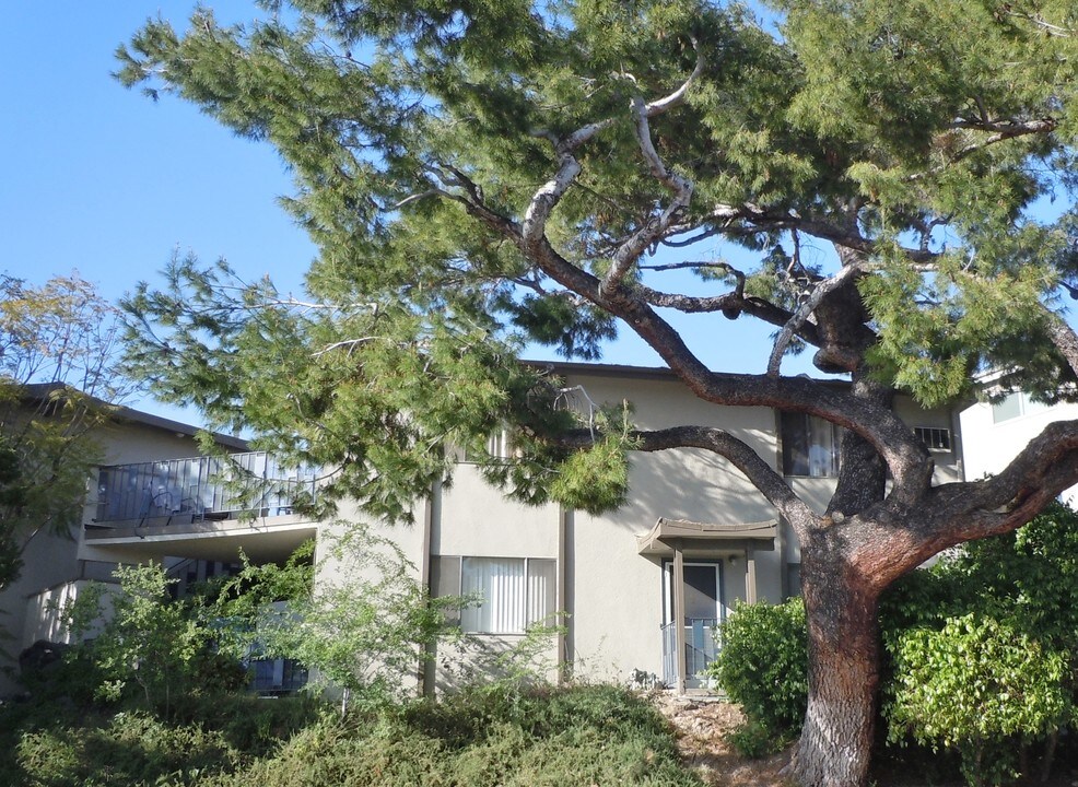 Kona Krest in La Canada Flintridge, CA - Foto de edificio