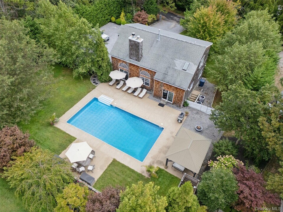 138 North Rd in Hampton Bays, NY - Building Photo