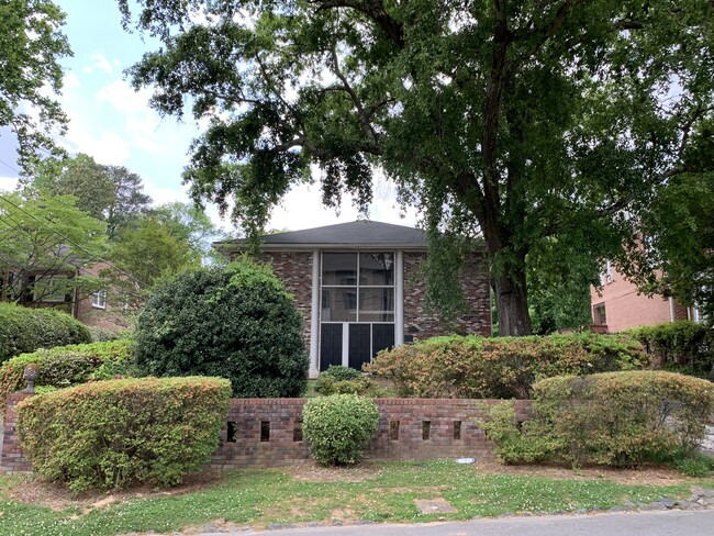 3668 Kingsboro Rd NE, Unit 1 in Atlanta, GA - Foto de edificio - Building Photo