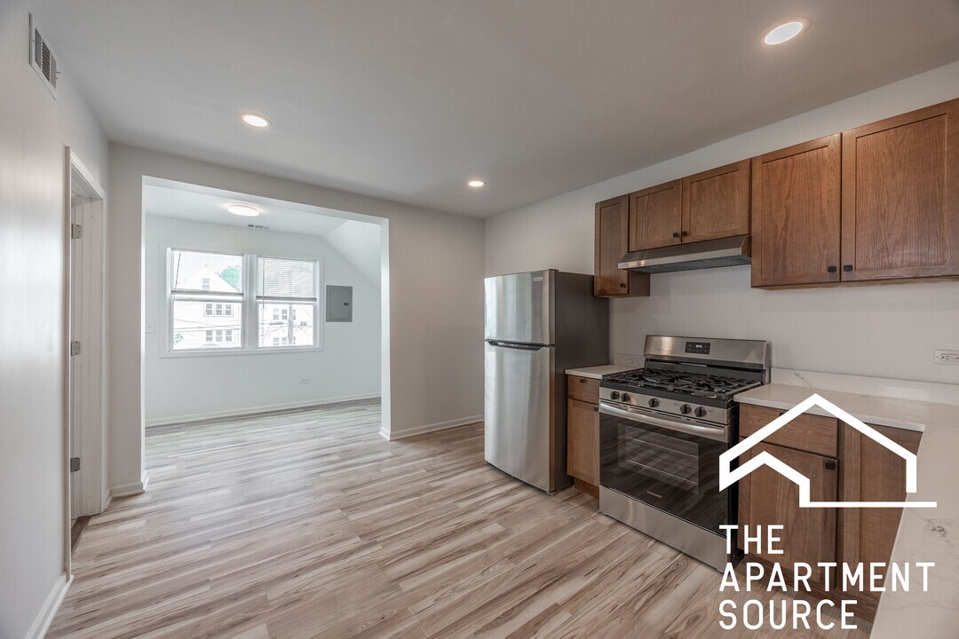 3140 N Kimball Ave, Unit 2 in Chicago, IL - Building Photo
