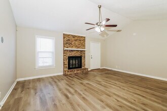 7900 Rochelle Rd in Louisville, KY - Foto de edificio - Building Photo