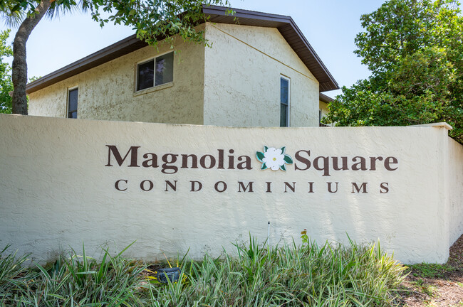 Magnolia Square Condominiums in Largo, FL - Foto de edificio - Building Photo