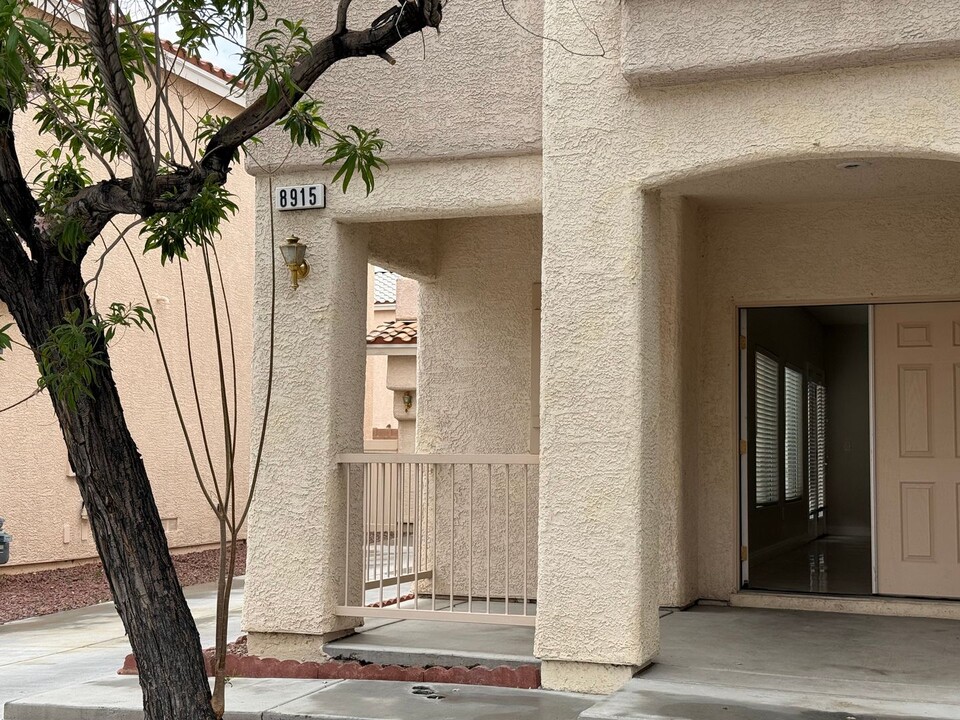 8915 Snowtrack Ave in Las Vegas, NV - Building Photo