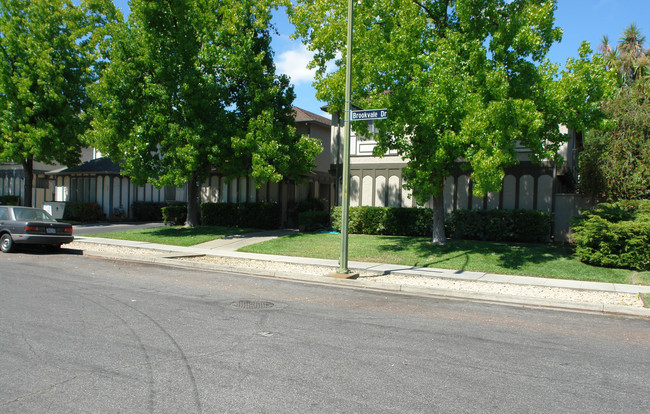 1673 Brookvale Dr in San Jose, CA - Foto de edificio - Building Photo