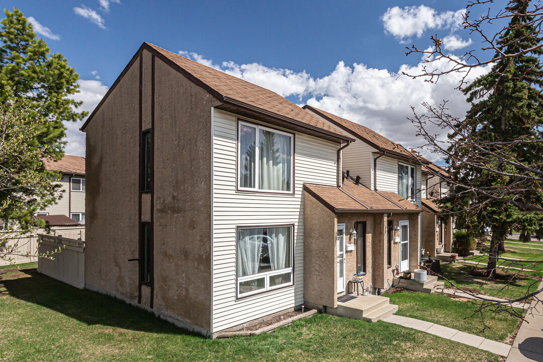 Cavalier Court in Edmonton, AB - Building Photo