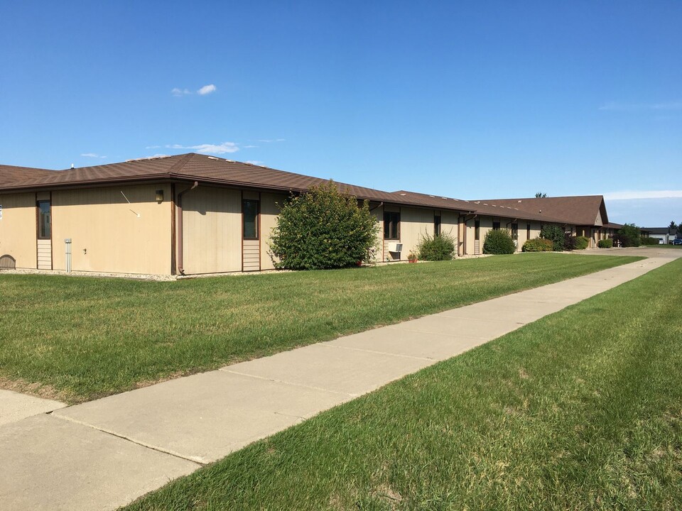 Dakota Terrace Apartments in Minot, ND - Foto de edificio