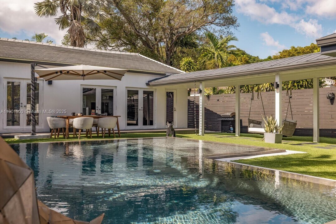 901 NW 7th Street Rd in Miami, FL - Building Photo