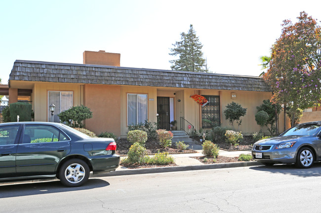 Patrician Apartments in Fresno, CA - Foto de edificio - Building Photo