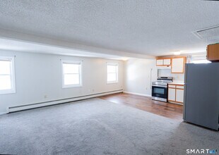 62 Whiton St in Windsor Locks, CT - Building Photo - Building Photo