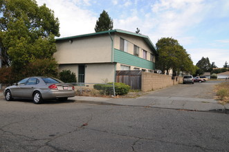 240 Holly St in Vallejo, CA - Foto de edificio - Building Photo