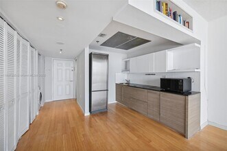 540 Brickell Key Dr, Unit 1807 in Miami, FL - Building Photo - Building Photo