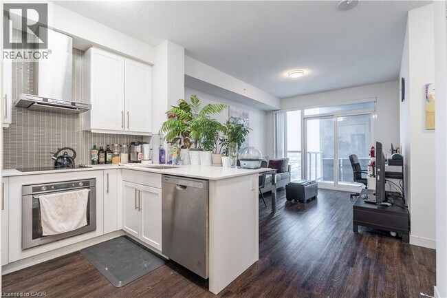 2087 Fairview St in Burlington, ON - Building Photo - Building Photo