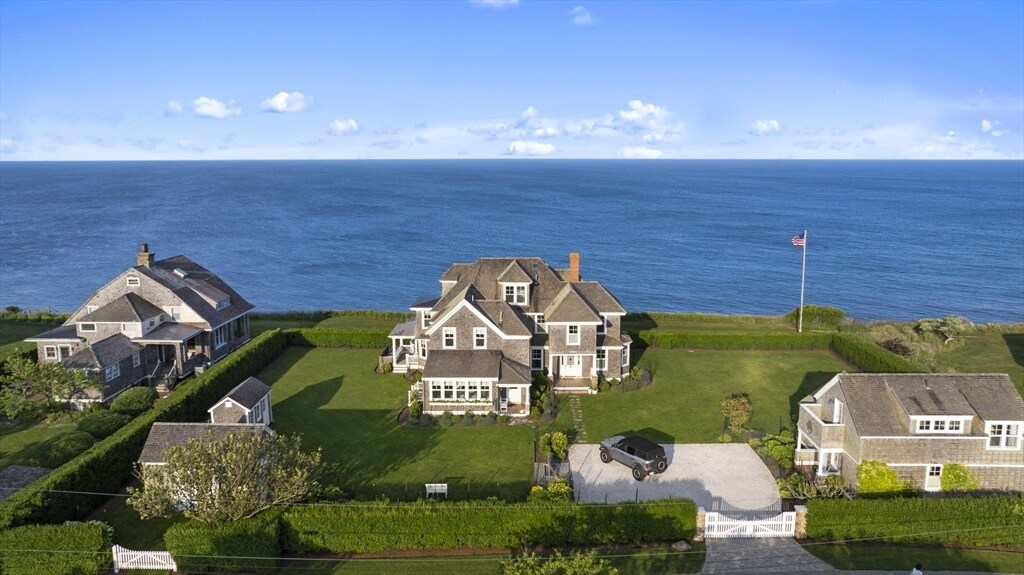 63 Baxter Rd in Nantucket, MA - Building Photo