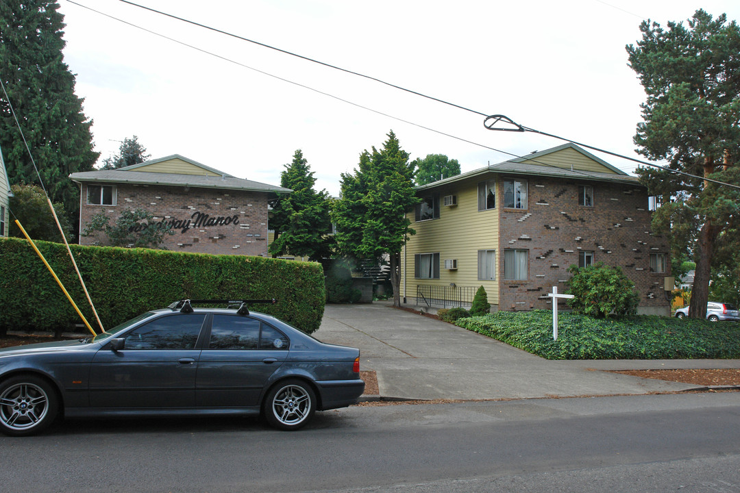 4602-4620 NE Broadway St in Portland, OR - Building Photo