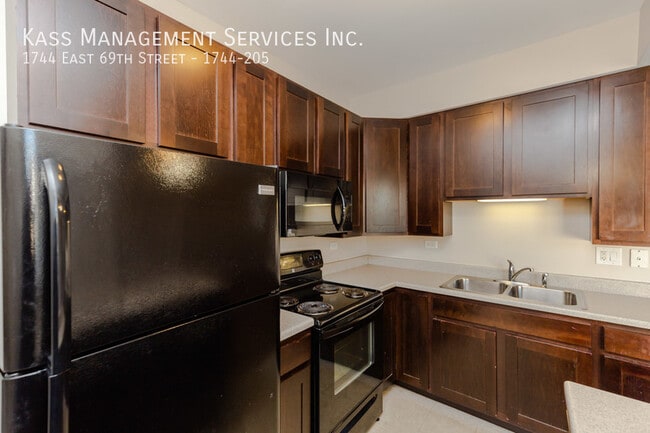 1744 E 69th St in Chicago, IL - Building Photo - Building Photo