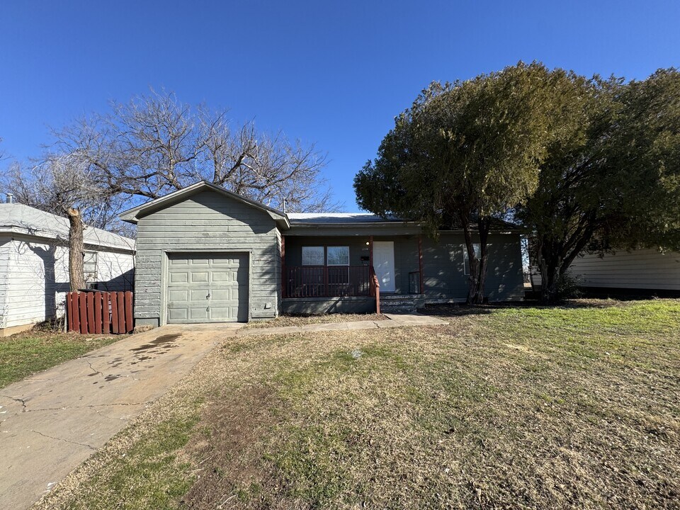 2709 Mobley St NW in Lawton, OK - Building Photo