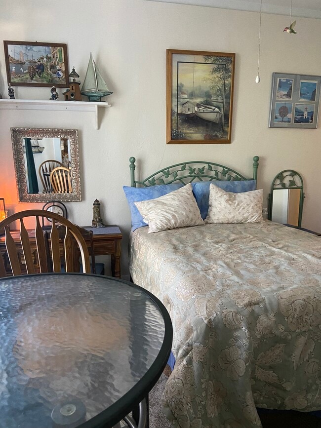 The Lindsay Furnished Apartments in Stockton, CA - Foto de edificio - Building Photo