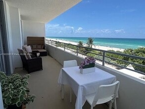 5555 Collins Ave, Unit 5C in Miami, FL - Foto de edificio - Building Photo