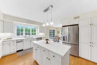 390 S Basswood Rd in Lake Forest, IL - Foto de edificio - Building Photo