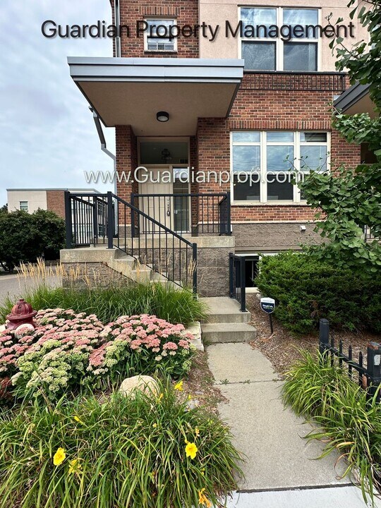 221 1st Ave NE in Minneapolis, MN - Foto de edificio